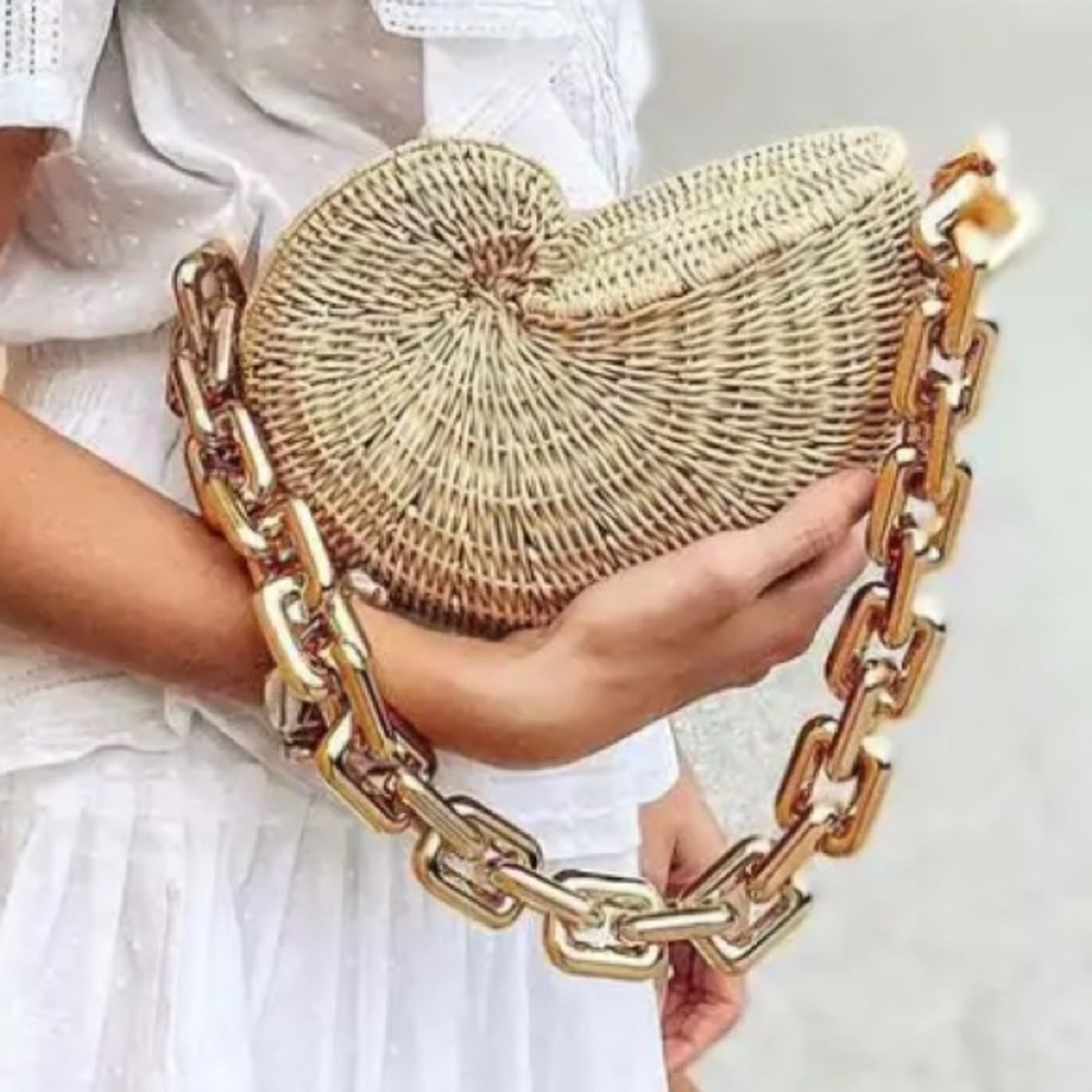 Gold Chain Woven Shell Bag. PreOwned .one Size. - Picture 3 of 11